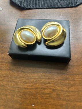 Shoe clips vintage gold tone faux pearl classic  bold elegant polished